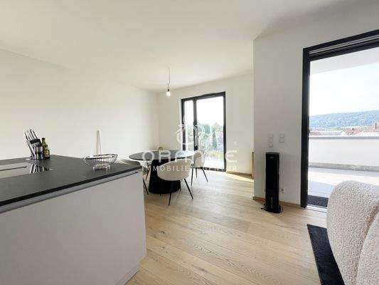 Zur Rechten und ebenfalls sehr hell, der Eßzimmerbereich