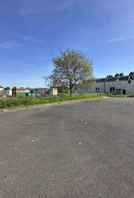 Freifläche hiner der Halle