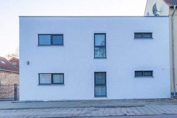 Haus vorn + 2 Stellplätze vorn