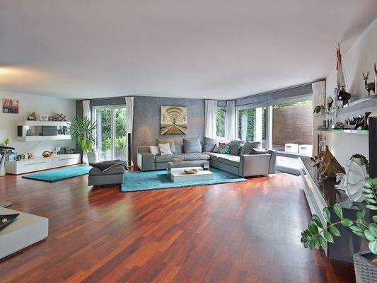 Lichtdurchfluteter Wohnbereich mit Zugang zur Terrasse