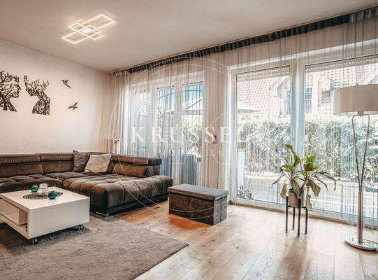 Der großzügige Wohnbereich mit Zugang zur Terrasse