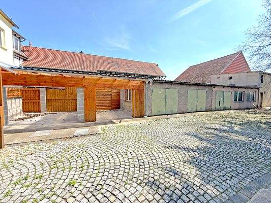 Blick auf die zwei Carports und die drei Garagen