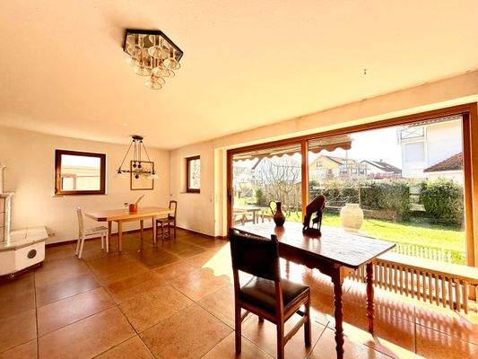 Lichtdurchflutetes Esszimmer