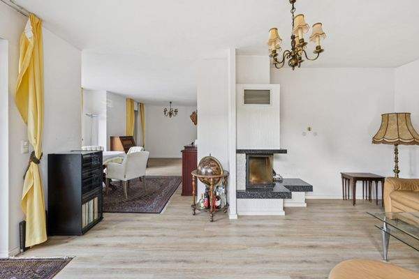 Wohn- und Essbereich mit Kamin