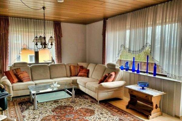 großzügiges Wohnzimmer in Südwestausrichtung