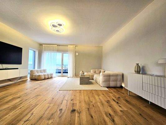 Wohnbereich mit Zugang zur Dachterrasse