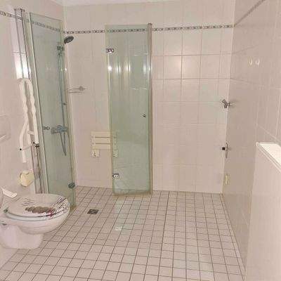 Helles, altersgerechtes Badezimmer