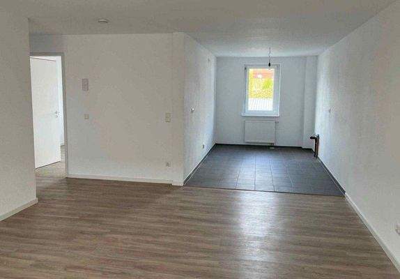 Großer Wohn-/Essbereich mit offener Küche