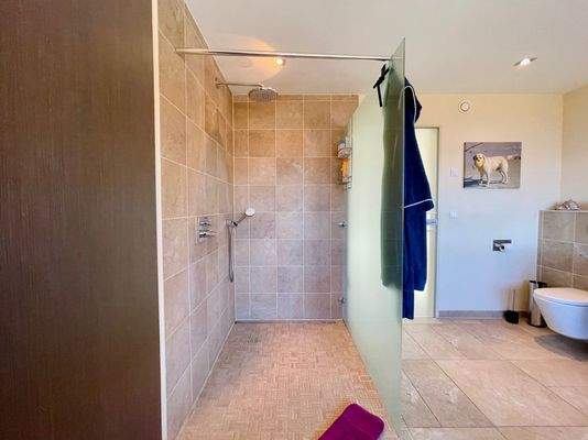 Bad mit ebenerdiger Dusche.jpeg