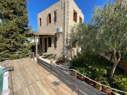 2 komplett ausgestattete Steinvillen mit schönen Gärten und 3 zusätzlichen Baurechten