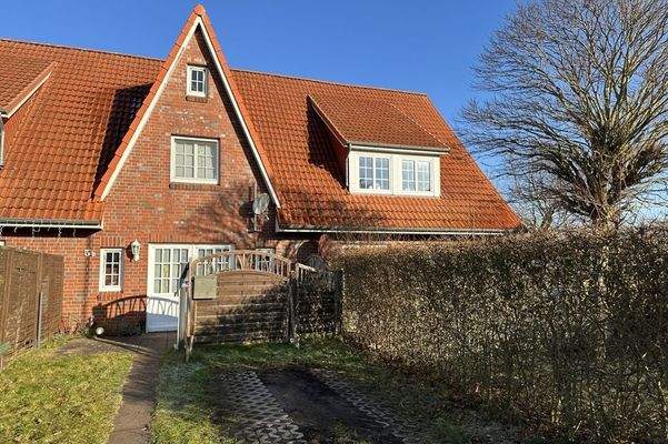 Hausansicht mit Stellplatz