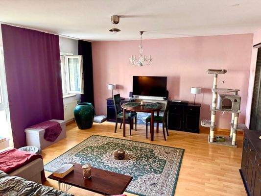 Geräumiges Wohnzimmer