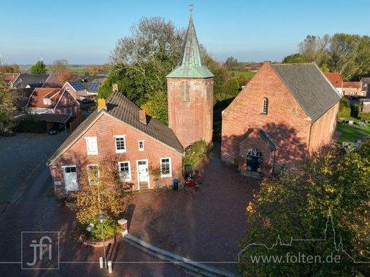 direkt an der Bingumer Kirche