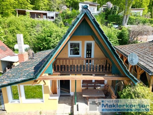 Haus mit Balkon und Terrasse