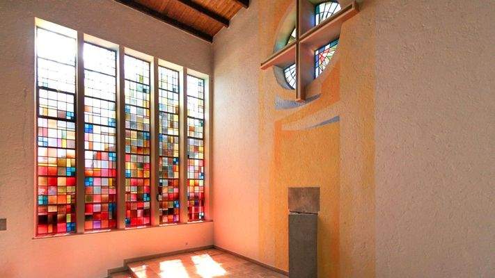 Große Fensterfront mir Buntglasfenstern