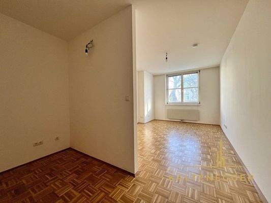 Zimmer 1 mit Schrankraum