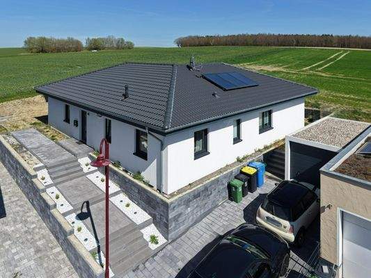 Zufahrt und Eingangsbereich