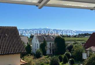 Malerische Berg- und Seesicht