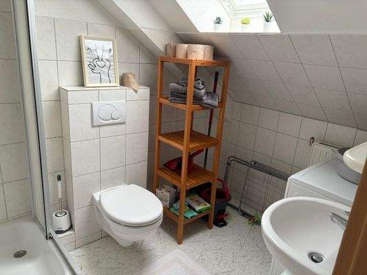 DG rechts Badezimmer