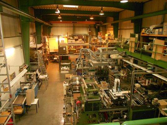 Blick in die Halle von Lager- und Arbeitsbühne