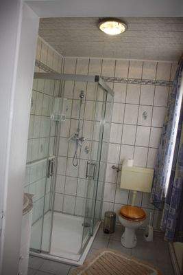 mit dazu gehörigem Duschbad