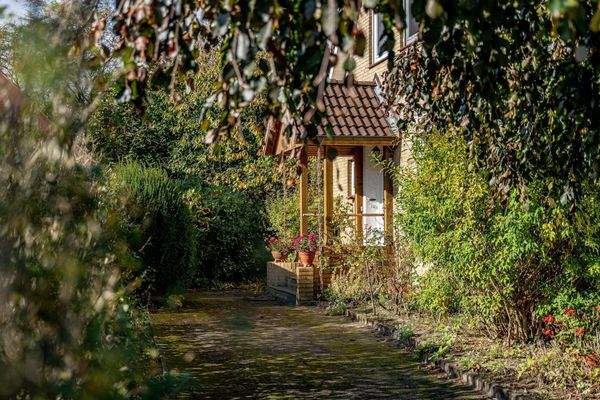 Eingang mit Stellplatz