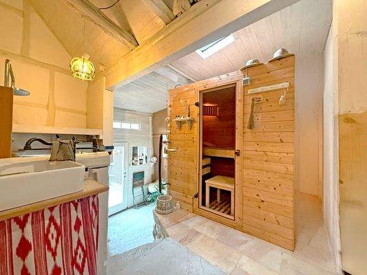 Sauna mit Dusche und Zugang zur Terrasse