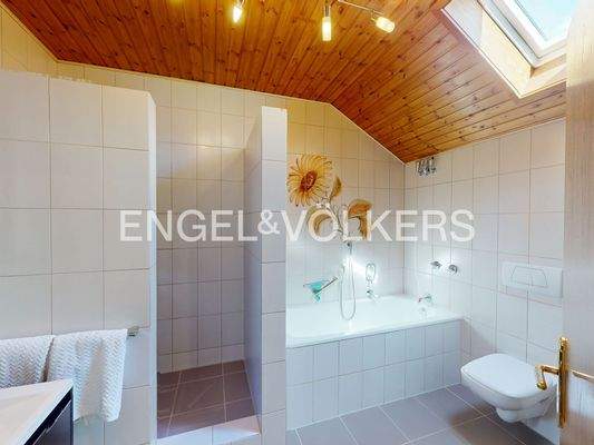 Modernes Bad mit Wanne und Dusche