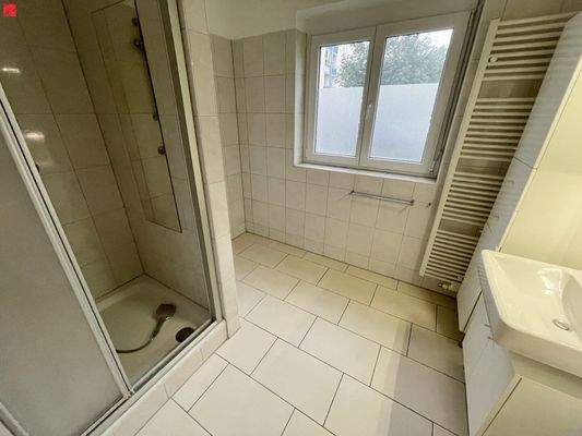 Bad mit Fenster, Toilette separat