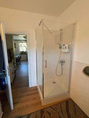 Bad mit Dusche unten