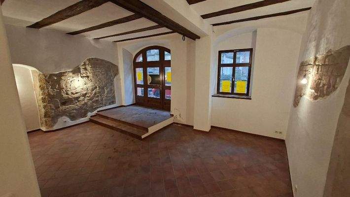 Zum Verkaufsraum mit Blick zum Eingang