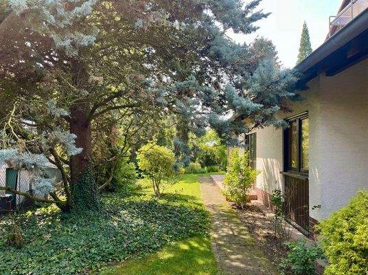 Das Grundstück und das Haus  zeichnen sich besonders durch seine sehr ruhige Lage aus