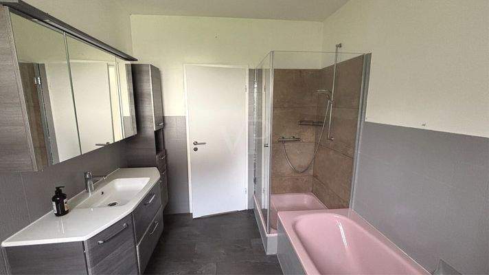 Badezimmer mit Dusche und Badewanne