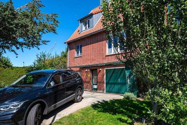 Außenstellplatz, unterer Eingang und Garagentor