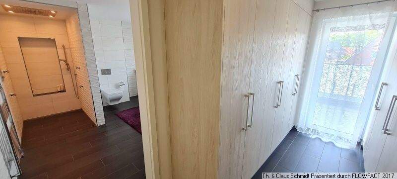 Angrenzender Ankleide- mit Schminkbereich