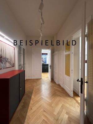 Flur mit Zugang zu Räumen