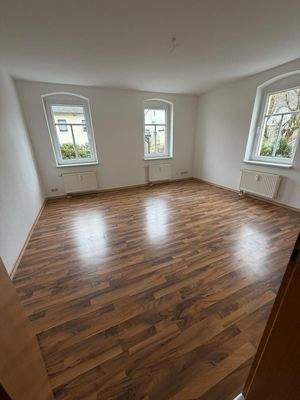 Helles Zimmer mit Holzfußboden