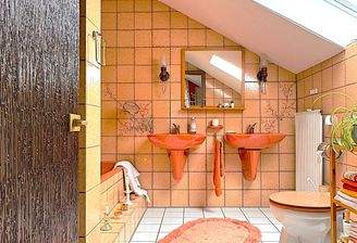 DG Badezimmer mit separater Dusche 