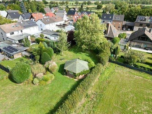 Garten aus der oberen, seitlichen Ansicht