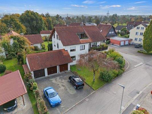 Ansicht Haus und Garagen