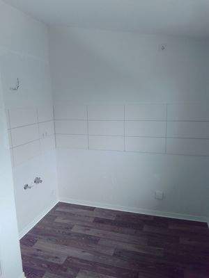 Leere Küche mit Fliesenwand