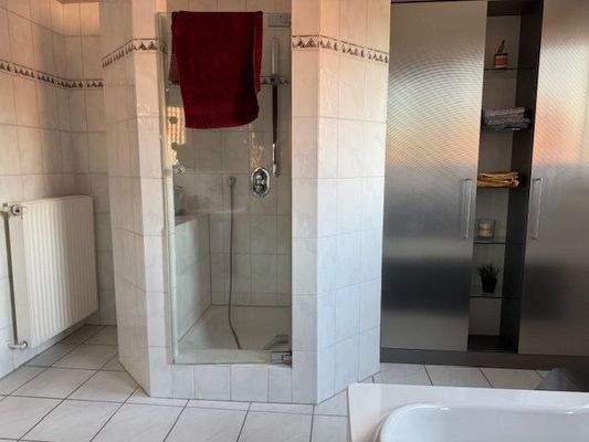 große Dusche und Badmöbel