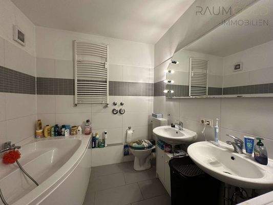 Badezimmer mit Dusche/Badewanne und WC