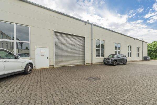 Seitenansicht mit Rolltor