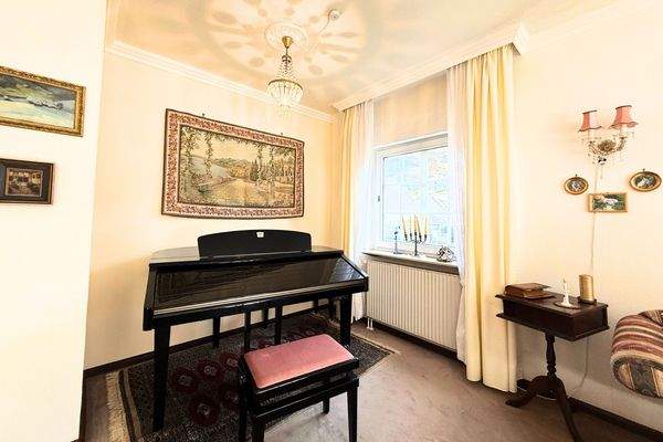 Klavier im Wohnzimmer