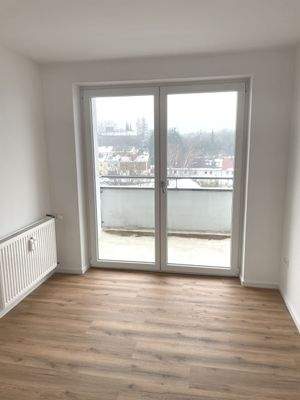 Helles Zimmer mit Balkon