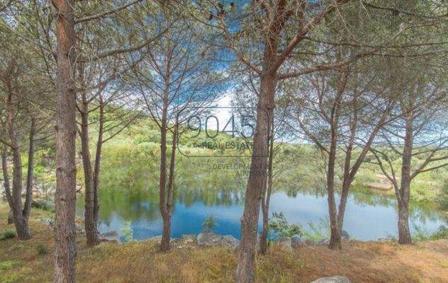 Prächtiges Anwesen mit Olivenhain und zwei kleinen Seen in Palau