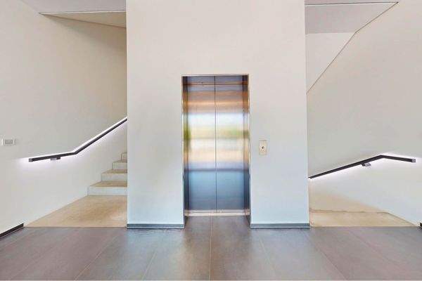 Aufzug vor dem Eingang