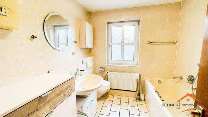 Bad mit Dusche und Badewanne