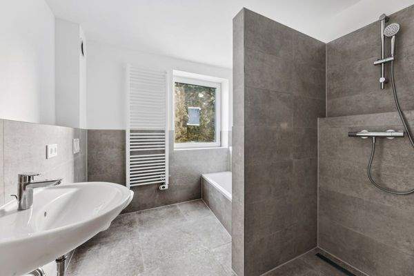 Vollbad mit Wanne und Dusche